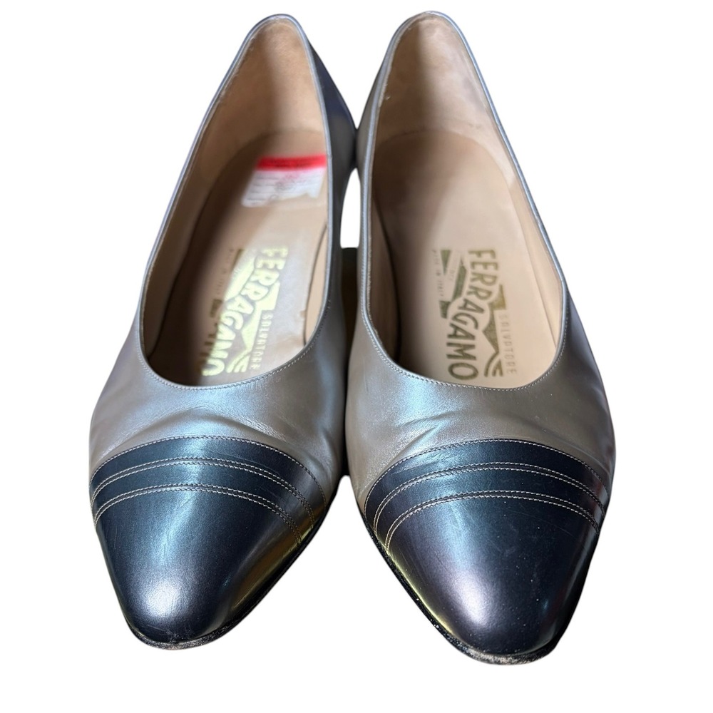 Salvatore Ferragamo Womens Champagne Navy Blue Cap Toe‎ Leather Pumps Size 8 B